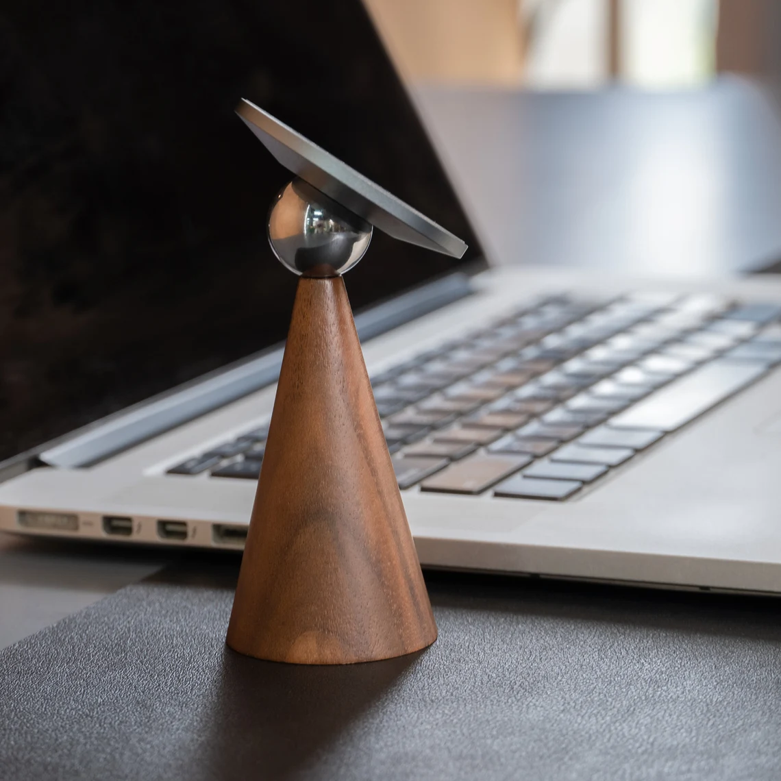 360 Degree Rotating Wooden Magnetic Phone Stand